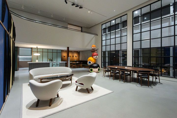 M4층에 위치한 듀플렉스 하우스DUPLEX HOUSE는 다양한 관심사를 가졌지만, 확고한 취향을 보유한 40대 갤러리스트 페 르소나의 공간이다. 화이트 월과 복층 구조의 탁 트인 공간은 장르와 시대를 넘나드는 작품은 물론 미드 센추리 모던 을 대표하는 퍼니처가 대담하게 배치되어 있다.  *재판매 및 DB 금지