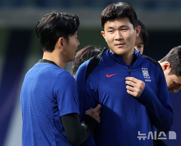 [쿠웨이트시티(쿠웨이트)=뉴시스] 이영환 기자 = 축구 대표팀 손흥민이 13일 오후(현지시각) 쿠웨이트 자베르 알아흐마드 국제경기장에서 김민재와 대화를 하고 있다.홍명보 감독이 이끄는 축구 대표팀은 14일 쿠웨이트 자베르 알아흐마드 국제경기장에서 쿠웨이트와 북중미 월드컵 아시아 3차 예선 B조 5차전을 치른다. 2024.11.14. 20hwan@newsis.com