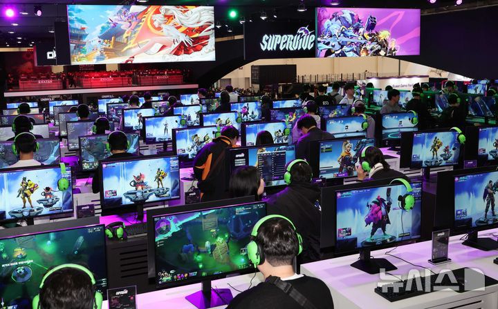 [부산=뉴시스] 하경민 기자 = 올해 20주년을 맞은 국제게임전시회 '지스타(G-star) 2024'가 개막한 14일 부산 해운대구 벡스코 제1전시장을 찾은 관람객들이 신작 게임을 즐기고 있다.  17일까지 열리는 이번 지스타에는 44개국의 게임사 1375곳이 참가해 게임전시회를 비롯해 비즈니스 상담, 국제 게임 콘퍼런스(G-CON), 인디게임 시사회(쇼케이스), 지스타 게임 코스프레 어워즈(왕중왕전), 지스타컵 2024 등이 진행된다. 2024.11.14. yulnetphoto@newsis.com