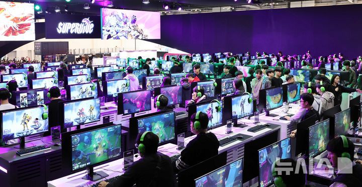 [부산=뉴시스] 하경민 기자 = 올해 20주년을 맞은 국제게임전시회 '지스타(G-star) 2024'가 개막한 14일 부산 해운대구 벡스코 제1전시장을 찾은 관람객들이 신작 게임을 즐기고 있다.  17일까지 열리는 이번 지스타에는 44개국의 게임사 1375곳이 참가해 게임전시회를 비롯해 비즈니스 상담, 국제 게임 콘퍼런스(G-CON), 인디게임 시사회(쇼케이스), 지스타 게임 코스프레 어워즈(왕중왕전), 지스타컵 2024 등이 진행된다. 2024.11.14. yulnetphoto@newsis.com