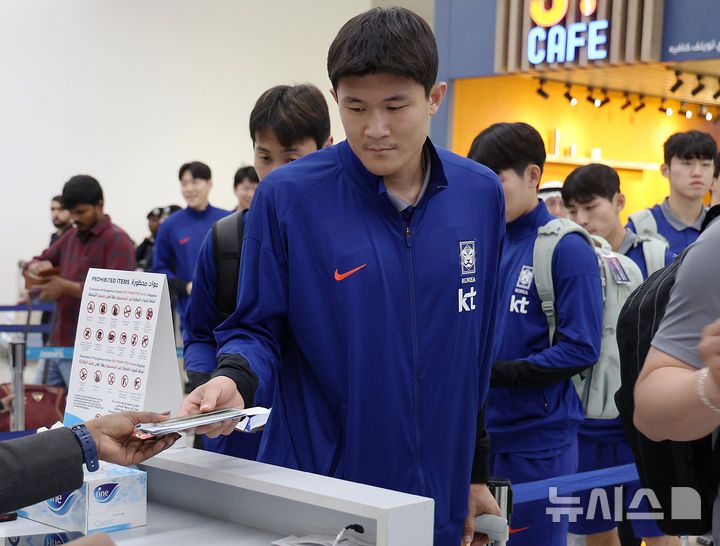 [쿠웨이트시티(쿠웨이트)=뉴시스] 이영환 기자 = 축구 대표팀 김민재가 지난해 11월17일 오후(현지시각) 쿠웨이트 국제공항에서 요르단으로 출국을 하고 있다.홍명보 감독이 이끄는 축구대표팀은 오는 19일 중립지역인 요르단 암만 국제경기장에서 팔레스타인과 2026 국제축구연맹(FIFA) 북중미 월드컵 아시아 3차 예선 B조 6차전을 치른다.  2024.11.17. 20hwan@newsis.com