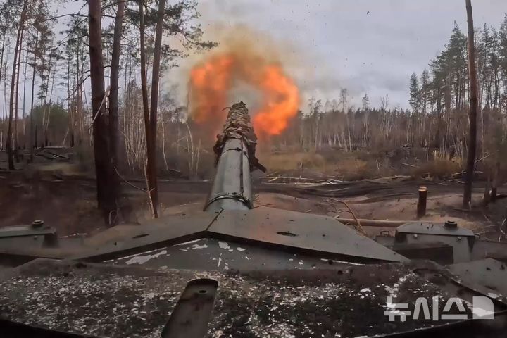 [우크라이나=AP/뉴시스] 러시아 국방부가 제공한 사진에 지난 22일(현지시각) 러시아 T90M 프로리프 전차가 미상의 장소에서 우크라이나 진지 방향으로 발포하고 있다. 2024.11.30.