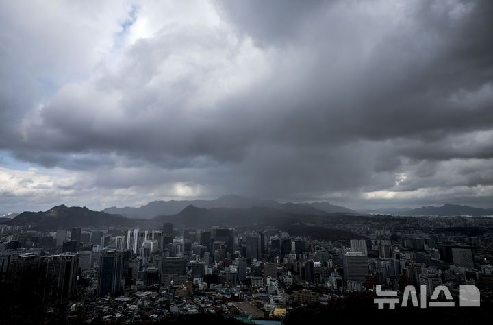 [서울=뉴시스] 정병혁 기자 = 사진은 지난해 11월 26일 서울 중구 남산에서 바라본 서울 하늘에 먹구름이 가득 끼어있는 모습. 2024.11.26. jhope@newsis.com