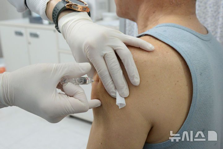 [울산=뉴시스] 배병수 기자 =울산 남구보건소에서 한 시민이 코로나19 백신을 접종을 하고 있다. 2024.11.26.bbs@newsis.com.