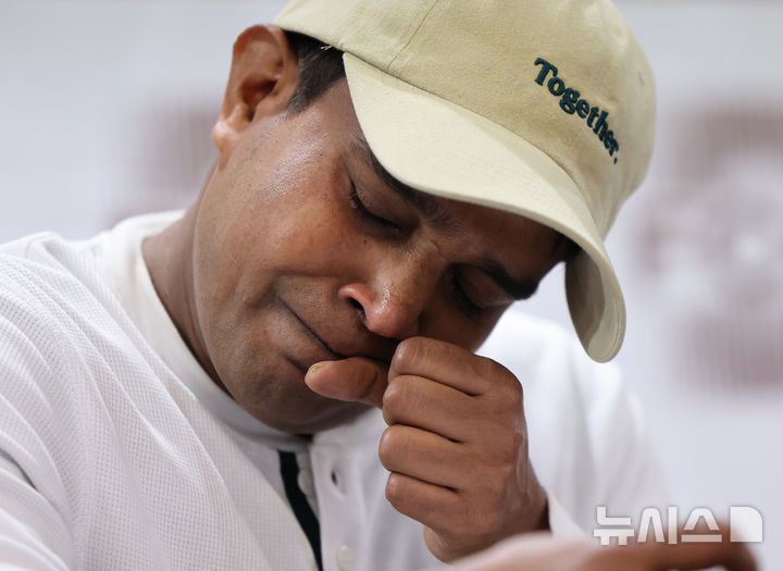 [서울=뉴시스] 황준선 기자 = 27일 서울 중구 프레스센터 서울외신기자클럽에서 열린 '아주노동자로부터 직접 듣는다' 기자간담회에서 방글라데시 국적의 아짓 로이 씨가 직업성 질병 피해를 증언하고 있다. 2024.11.27. hwang@newsis.com