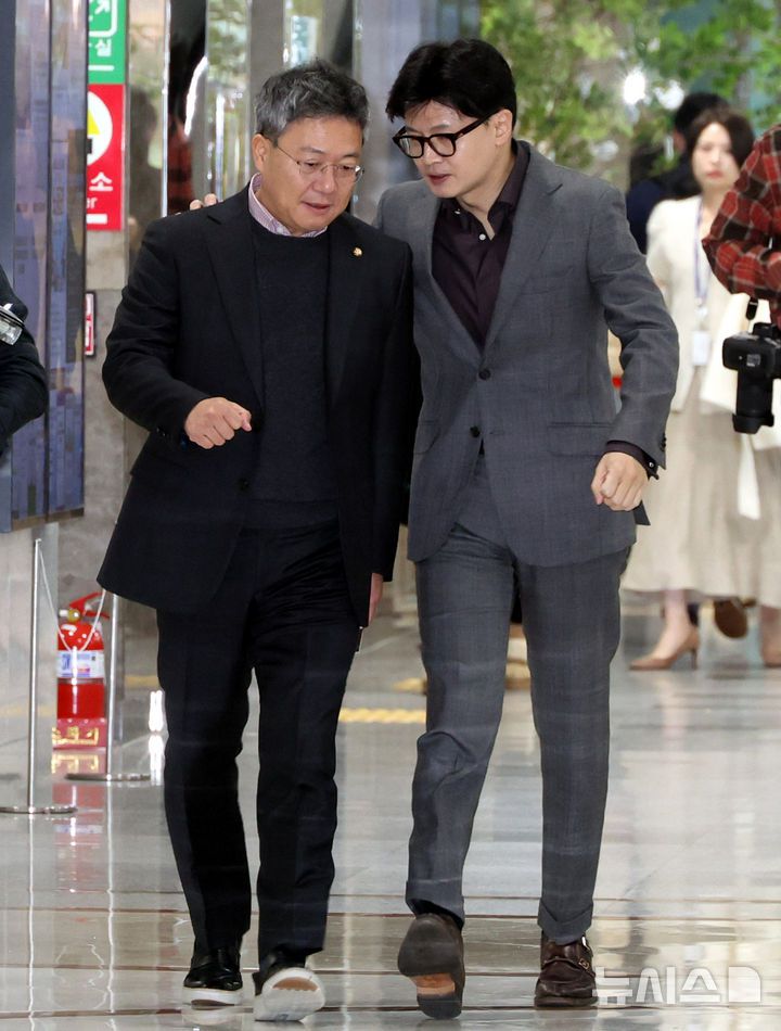 [서울=뉴시스] 조성봉 기자 = 한동훈 국민의힘 대표와 박정하(왼쪽) 당대표 비서실장이 29일 오후 서울 여의도 국회 의원회관 소회의실에서 열린 '우주항공산업발전포럼 주최, AI Pilot 무인전투기 개발 어디까지 왔나! 국회정책 토론회'에 참석하고 있다. 왼쪽부터 박정하 당대표 비서실장, 한 대표, 진종오 최고위원. 2024.11.29. suncho21@newsis.com