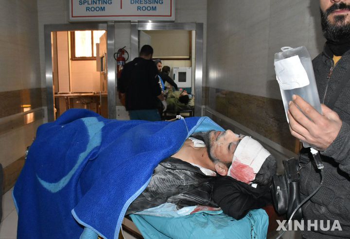 [ 알레포( 시리아)= 신화/뉴시스]시리아 북부 알레포 시내의 한 대학기숙사에 무장세력들의 포격이 가해진 11월 29일 부상한 학생이 병원으로 들어오고 있다. 이날 전투로 민간인 4명이 죽고 여러 명의 학생들이 부상을 당했다고 시리아 국영 SANA통신이 보도했다. 알레포에서는 12월 1일 친 튀르키예 부대가 쿠르드족 지역을 봉쇄하고 진격을 시작해 제3의 전쟁이 시작되고 있다.  2024.12.03.