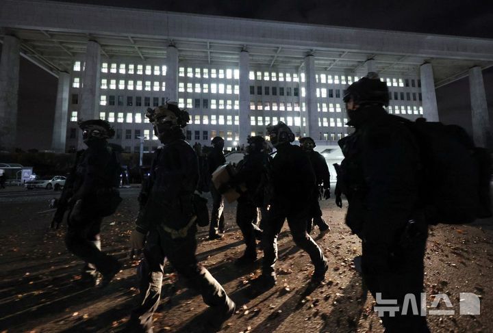 [서울=뉴시스] 윤석열 대통령이 긴급 대국민 담화를 통해 비상계엄령을 발표한 가운데 지난해 12월 4일 서울 여의도 국회에서 계엄군이 외부로 이동하고 있다. (사진=뉴시스DB). 2025.05.19. photo@newsis.com