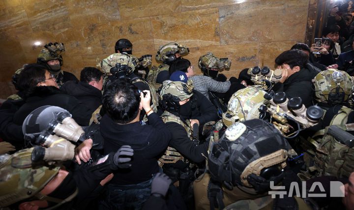 [서울=뉴시스] 조성봉 기자 = 윤석열 대통령이 긴급 대국민 담화를 통해 비상계엄령을 발표한 지난해 12월 4일 새벽 서울 여의도 국회 내부로 계엄군이 진입하고 있다. 2025.03.17. suncho21@newsis.com