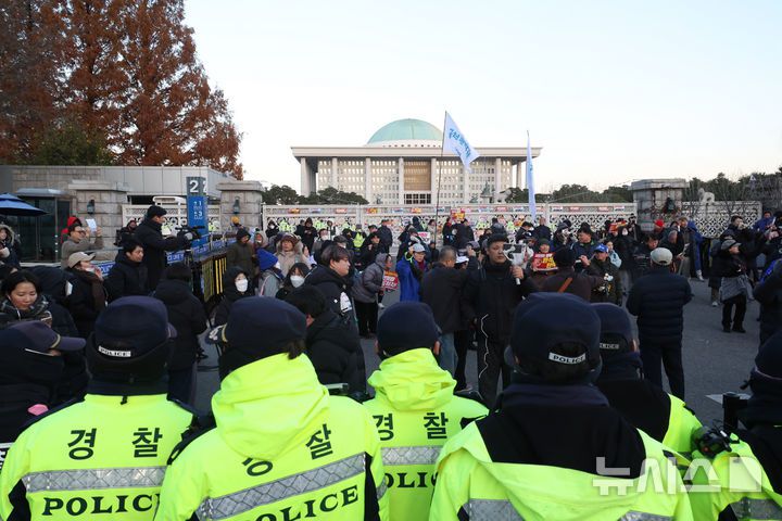 [서울=뉴시스] 조성봉 기자 = 4일 오전 서울 여의도 국회 앞에서 시민들이 '윤석열 대통령 탄핵' 구호를 외치고 있다. 2024.12.04. suncho21@newsis.com