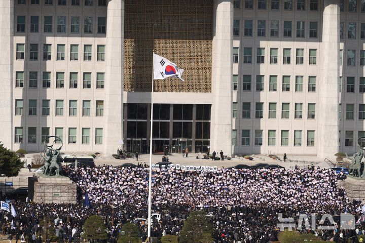 [서울=뉴시스] 조성봉 기자 = 이재명 더불어민주당 대표, 조국 조국혁신당 대표, 윤종오 진보당 원내대표를 비롯한 참가자들이 4일 오후 서울 여의도 국회에서 열린 윤석열 대통령 사퇴 촉구 탄핵추진 비상시국대회에서 애국가를 부르고 있다. 2024.12.04.   suncho21@newsis.com