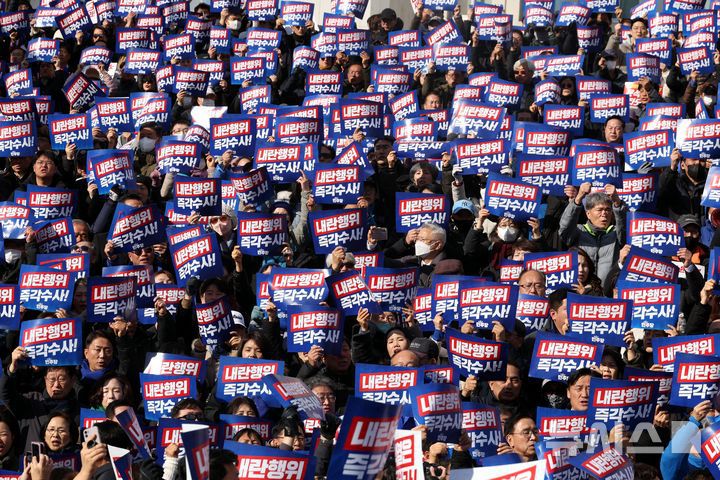 [서울=뉴시스] 조성봉 기자 = 4일 오후 서울 여의도 국회에서 열린 윤석열 대통령 사퇴 촉구 탄핵추진 비상시국대회에서 참가자들이 '내란행위 즉각수사' 구호를 외치고 있다. 2024.12.04.   suncho21@newsis.com