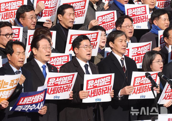 [서울=뉴시스] 조성봉 기자 = 이재명 더불어민주당 대표를 비롯한 야당 대표들이 4일 오후 서울 여의도 국회에서 열린 윤석열 대통령 사퇴 촉구 탄핵추진 비상시국대회에서 '윤석열 퇴진' 구호를 외치고 있다. 왼쪽부터 윤종오 진보당 원내대표, 이 대표, 박찬대 더불어민주당 원내대표, 조국 조국혁신당 대표, 용헤인 기본소득당 대표. 2024.12.04.   suncho21@newsis.com