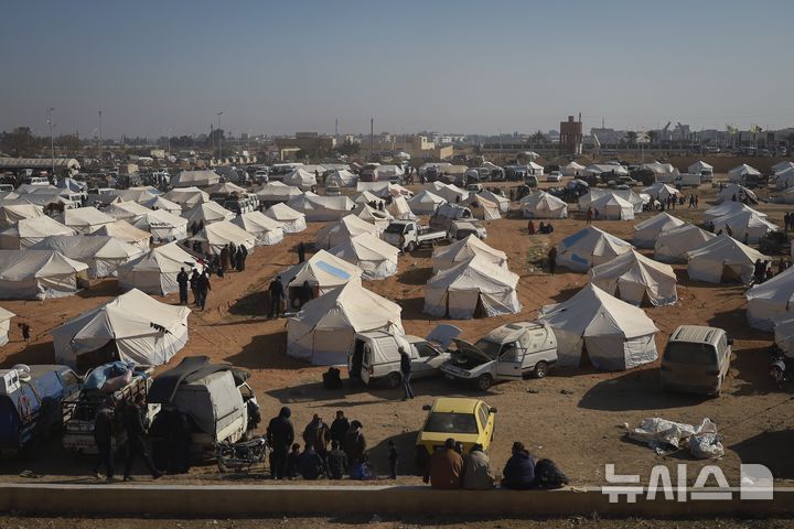 [타브카=AP/뉴시스] 12월 4일 시리아 북부 라카 지역 타브카의 난민 캠프에서 쿠르드족 난민들이 천막 사이를 걷고 있다. 알레포와 텔리파트에서 반군을 피해 탈출한 쿠르드 가족 수천 명은 타브카의 쿠르드족 통제 지역 내 임시 대피소와 거리에서 아직도 생활하고 있다. 2024.12. 13.