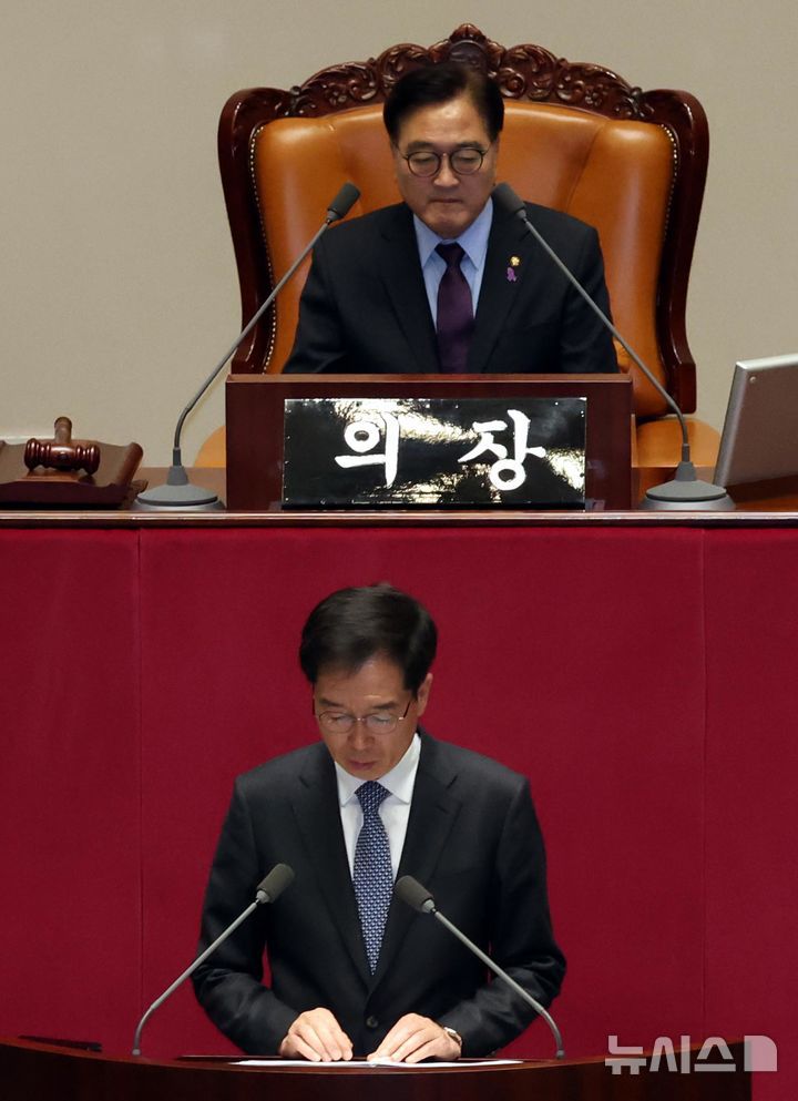 [서울=뉴시스] 조성봉 기자 = 정명호 국회 의사국장이 5일 오전 서울 여의도 국회에서 열린 제418회 국회(정기회) 제16차 본회의에서 야6당이 공동 발의한 윤석열 대통령 탄핵소추안 등을 보고하고 있다. 2024.12.05. suncho21@newsis.com