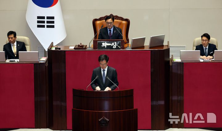 [서울=뉴시스] 조성봉 기자 = 정명호 국회 의사국장이 5일 오전 서울 여의도 국회에서 열린 제418회 국회(정기회) 제16차 본회의에서 야6당이 공동 발의한 윤석열 대통령 탄핵소추안 등을 보고하고 있다. 2024.12.05. suncho21@newsis.com