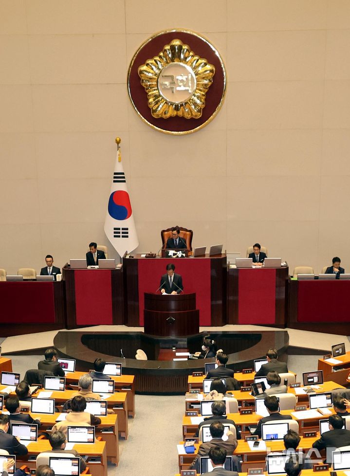 [서울=뉴시스] 조성봉 기자 = 정명호 국회 의사국장이 5일 오전 서울 여의도 국회에서 열린 제418회 국회(정기회) 제16차 본회의에서 야6당이 공동 발의한 윤석열 대통령 탄핵소추안 등을 보고하고 있다. 2024.12.05. suncho21@newsis.com