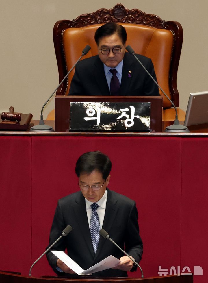 [서울=뉴시스] 조성봉 기자 = 정명호 국회 의사국장이 5일 오전 서울 여의도 국회에서 열린 제418회 국회(정기회) 제16차 본회의에서 야6당이 공동 발의한 윤석열 대통령 탄핵소추안 등을 보고하고 있다. 2024.12.05. suncho21@newsis.com