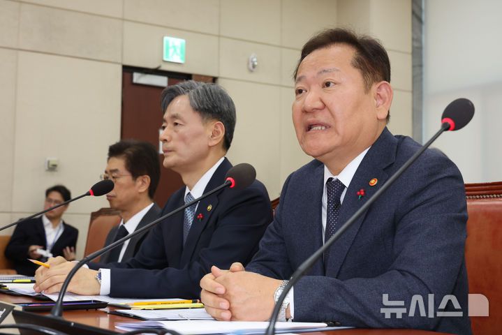 [서울=뉴시스] 권창회 기자 = 지난 5일 오전 서울 여의도 국회에서 열린 행정안전위원회 전체회의 비상계엄 관련 긴급 현안질의에서 이상민 행정안전부 장관이 의원질의에 답하고 있다. 2024.12.05. kch0523@newsis.com