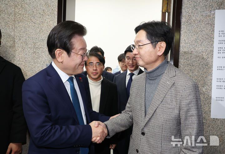 [서울=뉴시스] 고승민 기자 = 이재명 더불어민주당 대표와 김경수 전 경남도지사가 지난 5일 서울 여의도 국회에서 만나 대화 후 인사를 나누고 있다. 2024.12.05. kkssmm99@newsis.com