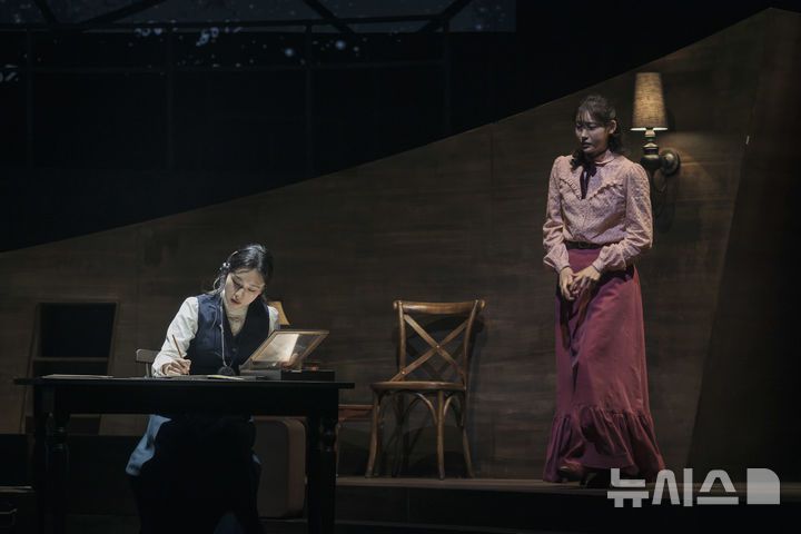 [서울=뉴시스] 연극 '사일런트 스카이' 공연 모습. (사진=국립극단 제공) photo@newsis.com *재판매 및 DB 금지