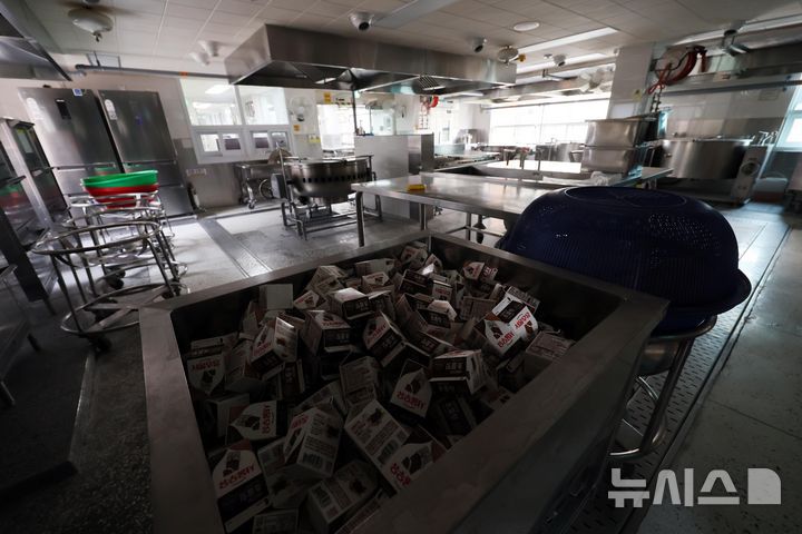 [부산=뉴시스] 하경민 기자 = 지난해 학교비정규직 파업으로 불이 꺼진 부산의 한 초등학교 급식 조리실 모습. 2024.12.06. yulnetphoto@newsis.com