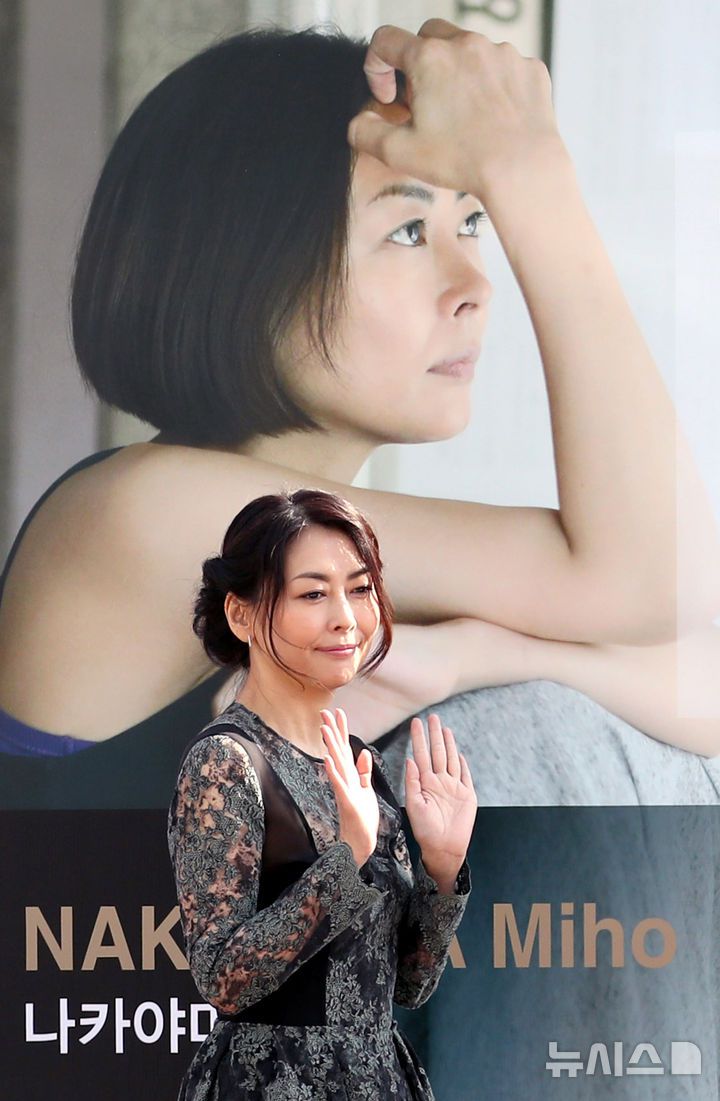 [서울=뉴시스] 일본 배우 나카야마 미호(54)가 사망했다. 6일 일본 공영방송 NHK에 따르면, 나카야마는 이날 오전 도쿄 시부야구 자택에서 숨진 채 발견됐다. 연락이 닿지 않자, 소속사 관계자가 집을 찾았다가 욕실에 쓰러진 나카야마를 발견해 신고했다. 이날 나카야마는 오사카에서 크리스마스 콘서트를 열 계획이었다. '컨디션이 좋지 않다'며 콘서트를 취소한 것으로 알려졌다. 경찰은 사망 원인을 조사 중이다. 사진은 배우 나카야마 미호가 지난 2017년 12월 부산 해운대 비프빌리지 야외무대에서 열린 오픈토크 '여배우, 여배우를 만나다'에 참석한 모습. 2024.12.06. photo@newsis.com