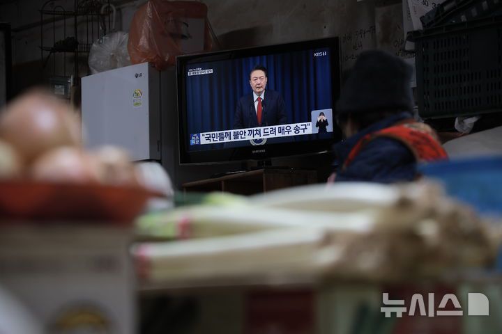 [서울=뉴시스] 정병혁 기자 = 7일 서울 서대문구 인왕시장에서 상인들이 윤석열 대통령의 대국민담화를 시청하고 있다. 2024.12.07. jhope@newsis.com
