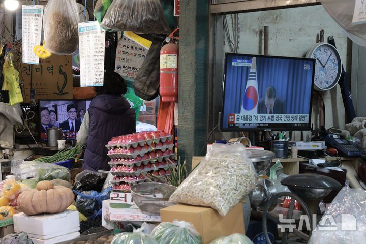 [서울=뉴시스] 정병혁 기자 = 7일 서울 서대문구 인왕시장에서 상인들이 윤석열 대통령의 대국민담화를 시청하고 있다. 2024.12.07. jhope@newsis.com