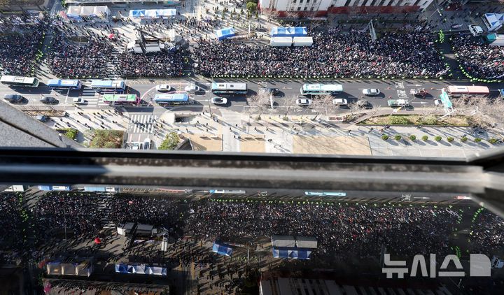 [서울=뉴시스] 추상철 기자 = 국회 본회의를 통해 대통령 탄핵소추안 표결이 예정된 7일 오후 서울 종로구 동화면세점~서울시의회 일대에서 보수단체 대한민국바로세우기국민운동본부(대국본) 등의 '자유 대한민국 수호' 국민혁명대회가 열리고 있다. 2024.12.07. scchoo@newsis.com