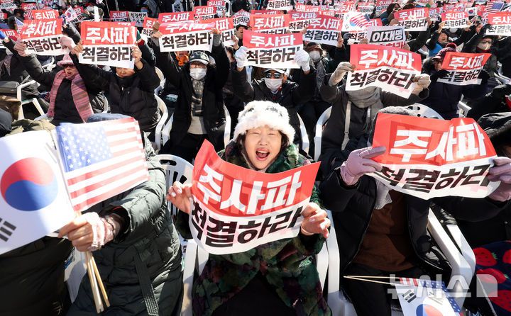 [서울=뉴시스] 추상철 기자 = 국회 본회의를 통해 대통령 탄핵소추안 표결이 예정된 7일 오후 서울 종로구 동화면세점 앞에서 열린 보수단체 대한민국바로세우기국민운동본부(대국본) 등의 '자유 대한민국 수호' 국민혁명대회에서 참가자들이 피켓을 들고 함성을 외치고 있다. 2024.12.07. scchoo@newsis.com
