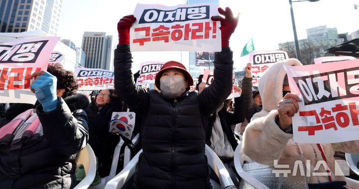 [서울=뉴시스] 추상철 기자 = 국회 본회의를 통해 대통령 탄핵소추안 표결이 예정된 7일 오후 서울 종로구 동화면세점 앞에서 열린 보수단체 대한민국바로세우기국민운동본부(대국본) 등의 '자유 대한민국 수호' 국민혁명대회에서 참가자들이 피켓을 들고 함성을 외치고 있다. 2024.12.07. scchoo@newsis.com