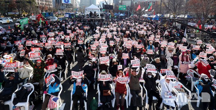[서울=뉴시스] 추상철 기자 = 국회 본회의를 통해 대통령 탄핵소추안 표결이 예정된 7일 오후 서울 종로구 동화면세점 앞에서 열린 보수단체 대한민국바로세우기국민운동본부(대국본) 등의 '자유 대한민국 수호' 국민혁명대회에서 참가자들이 피켓을 들고 함성을 외치고 있다. 2024.12.07. scchoo@newsis.com