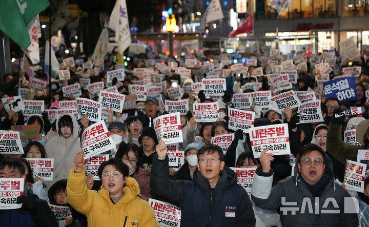 [제주=뉴시스] 우장호 기자 = 윤석열 대통열 탄핵소추안 표결이 진행 중인 7일 오후 제주시청 앞에서 열린 '윤 대통령 즉각 퇴진 요구 제주도민대회'에서 정당 관계자와 시민들이 구호를 외치고 있다. 2024.12.07. woo1223@newsis.com