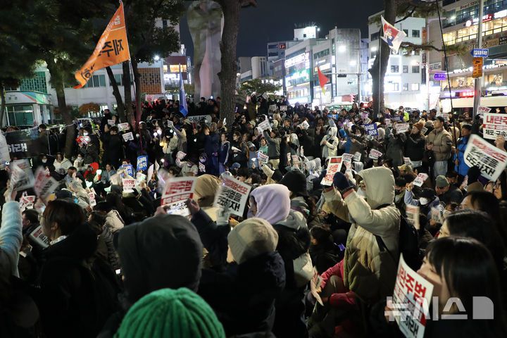 [제주=뉴시스] 우장호 기자 = 윤석열 대통열 탄핵소추안 표결이 진행 중인 7일 오후 제주시청 앞에서 열린 '윤 대통령 즉각 퇴진 요구 제주도민대회'에서 정당 관계자와 시민들이 거리행진을 하고 있다. 2024.12.07. woo1223@newsis.com