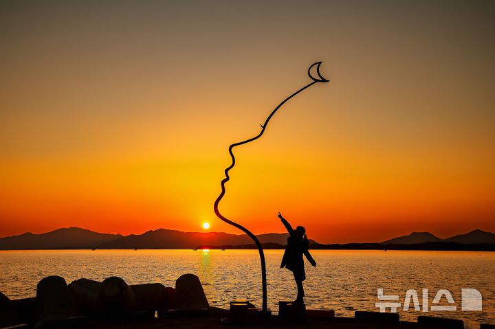 [사천=뉴시스] 경남 사천시 대포항 무지갯빛해안도로 '노을이 물들면'.(사진=경남도 제공)