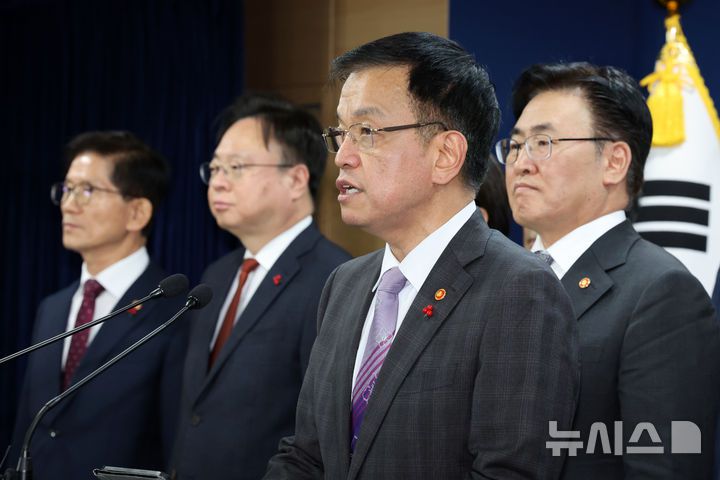 [서울=뉴시스] 배훈식 기자 = 최상목 경제부총리 겸 기획재정부 장관을 비롯한 국무위원들이 8일 오후 서울 종로구 정부서울청사에서 관계부처 합동 성명문 '국민께 드리는 말씀'을 낭독하고 있다. 2024.12.08. dahora83@newsis.com