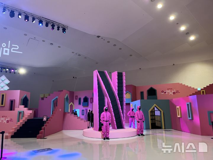 [서울=뉴시스]최은수 기자=넷플릭스가 9일 오전 서울 중구 동대문디자인플라자(DDP)에서 미디어 대상 '오징어게임 시즌2' 체험존을 개최했다.2024.12.09