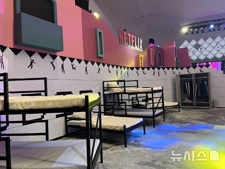 [서울=뉴시스]최은수 기자=넷플릭스가 9일 오전 서울 중구 동대문디자인플라자(DDP)에서 미디어 대상 '오징어게임 시즌2' 체험존을 개최했다.2024.12.09