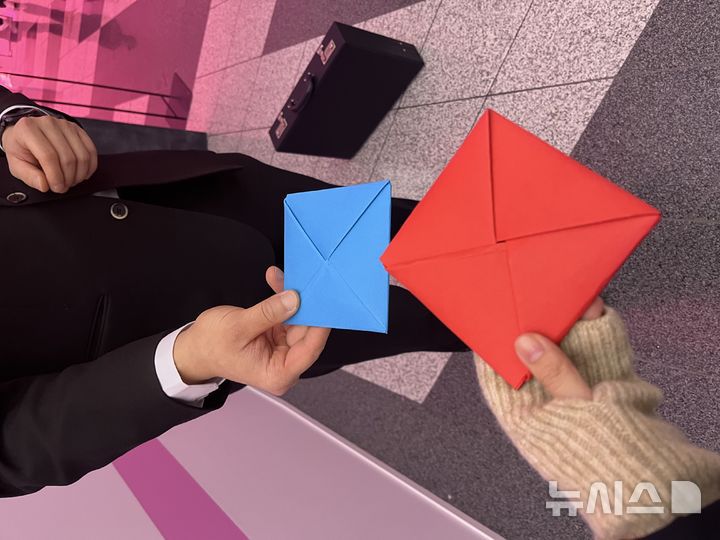 [서울=뉴시스][서울=뉴시스]최은수 기자=넷플릭스가 9일 오전 서울 중구 동대문디자인플라자(DDP)에서 미디어 대상 '오징어게임 시즌2' 체험존을 개최했다.2024.12.09