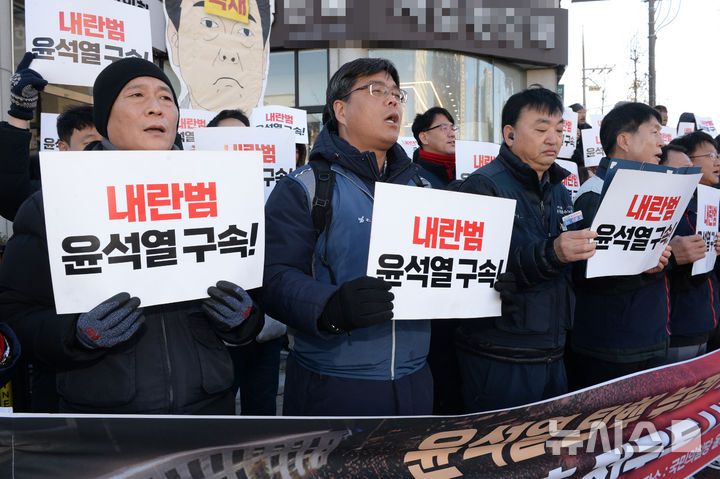 [울산=뉴시스] 배병수 기자 = 민주노총 울산지역본부가 9일 울산 남구 국민의힘 울산시당앞에서 윤 대통령 탄핵 부결! 국민의힘 규탄!을 촉구하는 기자회견을 열고 있다. 2024.12.09.bbs@newsis.com.