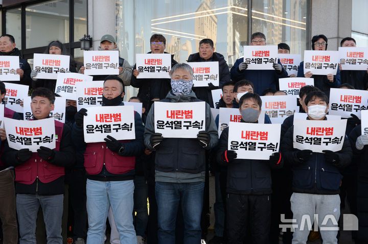 [울산=뉴시스] 배병수 기자 = 민주노총 울산지역본부가 9일 울산 남구 국민의힘 울산시당앞에서 윤 대통령 탄핵 부결! 국민의힘 규탄!을 촉구하는 기자회견을 열고 있다. 2024.12.09.bbs@newsis.com.