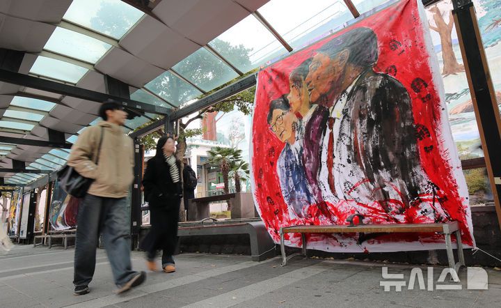 [제주=뉴시스] 우장호 기자 = '12·3 계엄령 사태' 혼란이 이어지는 9일 오후 제주시청 앞 버스정류장에 도내 미술인들이 그린 윤석열 대통령 풍자 그림 벽보가 걸려 있다. 2024.12.09. woo1223@newsis.com