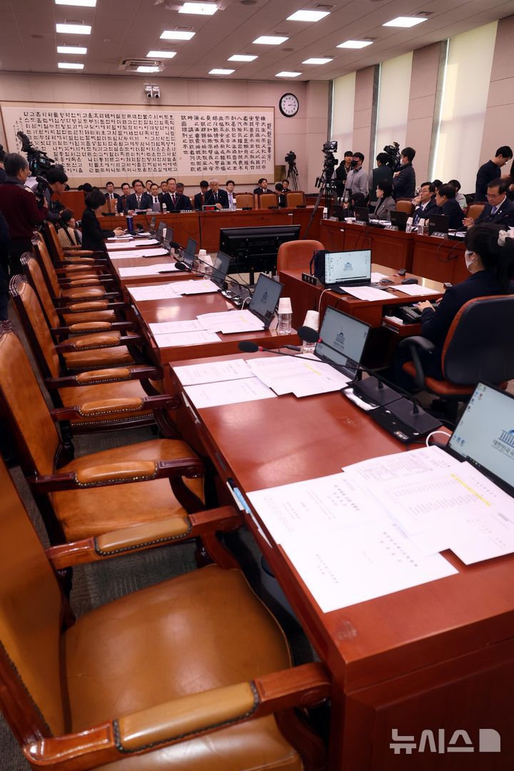 [서울=뉴시스] 조성봉 기자 =  9일 오후 서울 여의도 국회에서 법제사법위원회 전체회의가 열리고 있는 가운데 국민의힘 의원들의 빈자리가 눈에 띄고 있다. 이날 현안질의에는 박성재 법무부 장관, 오동운 고위공직자범죄수사처장, 천대엽 법원행정처장이 출석했다.  2024.12.09. suncho21@newsis.com
