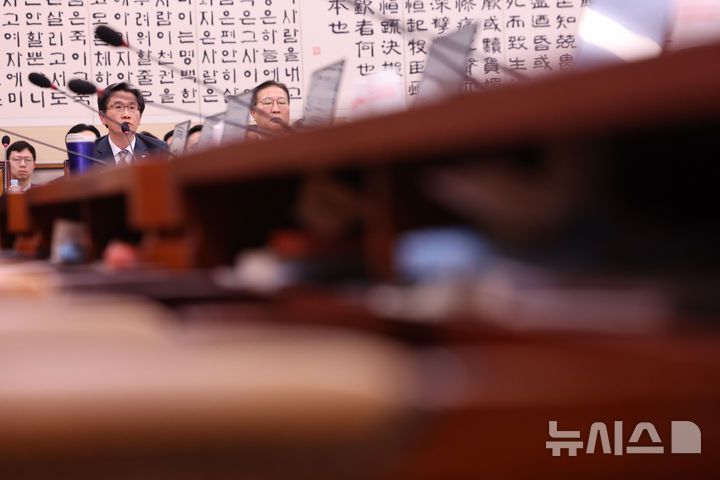 [서울=뉴시스] 권창회 기자 = 오동운 고위공직자범죄수사처장이 9일 오후 서울 여의도 국회에서 열린 법제사법위원회 전체회의에서 의원질의에 답하고 있다. 2024.12.09. kch0523@newsis.com