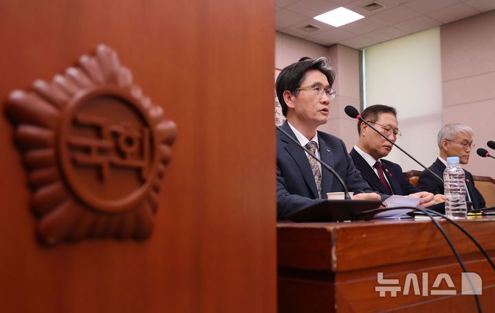 [서울=뉴시스] 권창회 기자 = 오동운 고위공직자범죄수사처장이 9일 오후 서울 여의도 국회에서 열린 법제사법위원회 전체회의에서 의원질의에 답하고 있다. 2024.12.09. kch0523@newsis.com