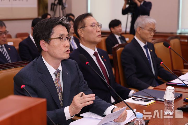 [서울=뉴시스] 권창회 기자 = 오동운 고위공직자범죄수사처장이 9일 오후 서울 여의도 국회에서 열린 법제사법위원회 전체회의에서 의원질의에 답하고 있다. 2024.12.09. kch0523@newsis.com