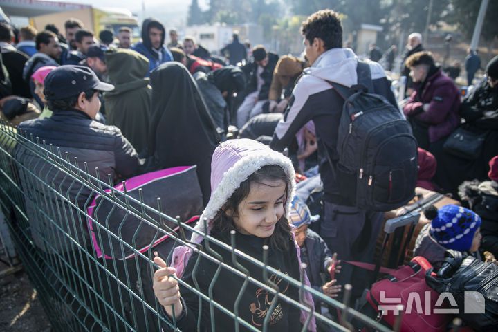 [AP/뉴시스] 10일 튀르키예 남부 접경지 아르타키아 인근의 실베고주 국경통과지에서 시리아 난민 가족들이 시리아 입국을 기다리고 있다