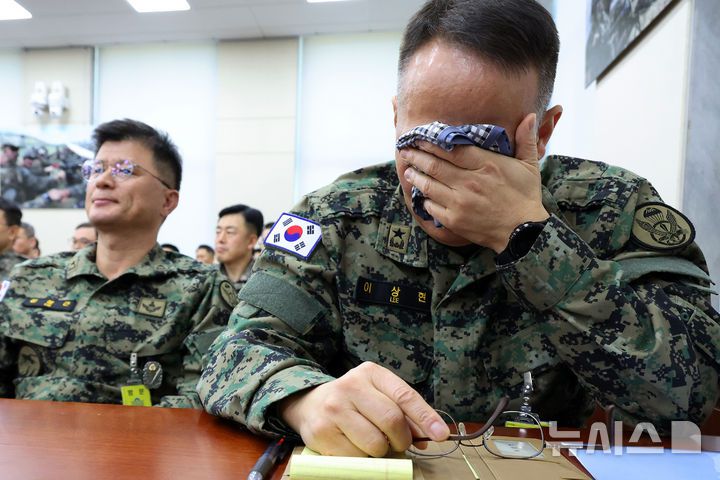 [서울=뉴시스] 12·3 비상계엄 사태 당시 국회에 투입된 제1공수특전여단 이상현 여단장이 지난해 12월 10일 오전 서울 여의도 국회에서 열린 국방위원회의 긴급 현안질의에 출석해 눈물을 닦고 있다. (사진=뉴시스DB). 2025.05.26. photo@newsis.com