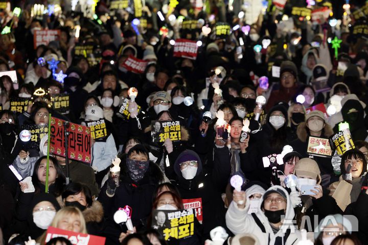[서울=뉴시스] 최동준 기자 = 초유의 현직 대통령 내란 수사 국면으로 한국이 대혼란에 빠져든 가운데, 윤석열 대통령에 대한 탄핵 정국이 빠르게 수습되지 않을 경우 '코리아 디스카운트'(한국증시 저평가)가 심화될 수 있다는 경고음까지 울리고 있다. 사진은 지난 12일 서울 영등포구 국회 앞에서 촛불집회 참가자들이 윤석열 대통령 탄핵을 촉구하고 있는 모습. 2024.12.12. photocdj@newsis.com